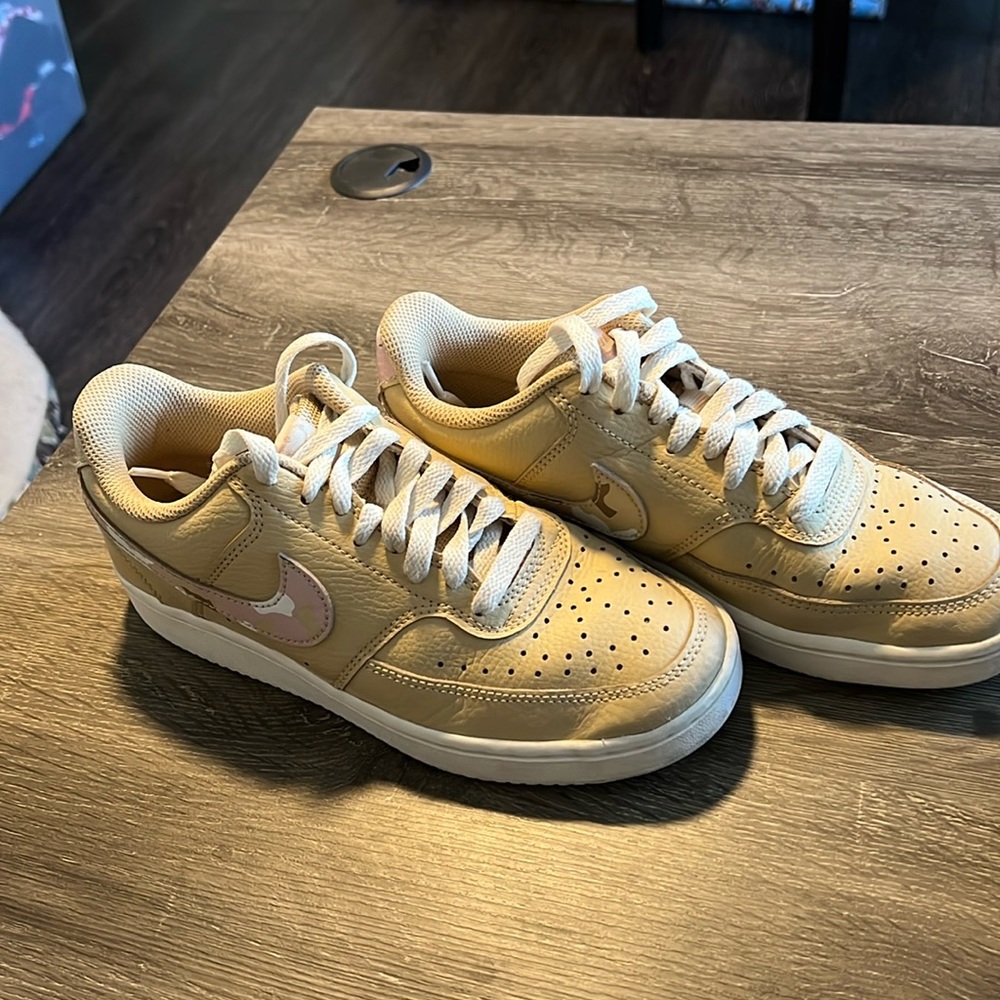 NIKE COURT VISION LOW women’s size 6